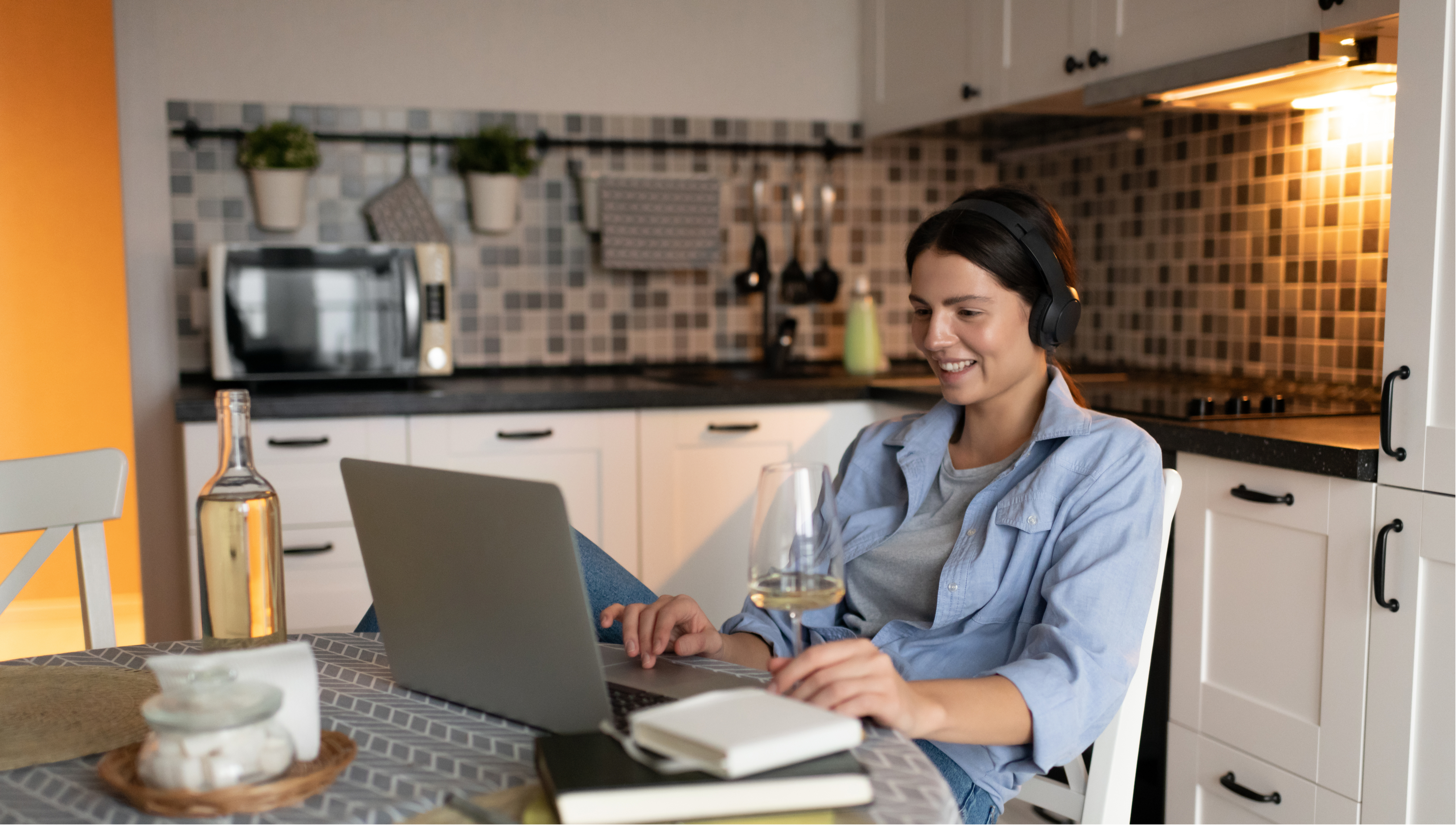 Где можно работать дома. Ноутбук на кухне. Женщина домохозяйка. Женщина с ноутбуком на кухне. Женщина на кухне за ноутбуком.